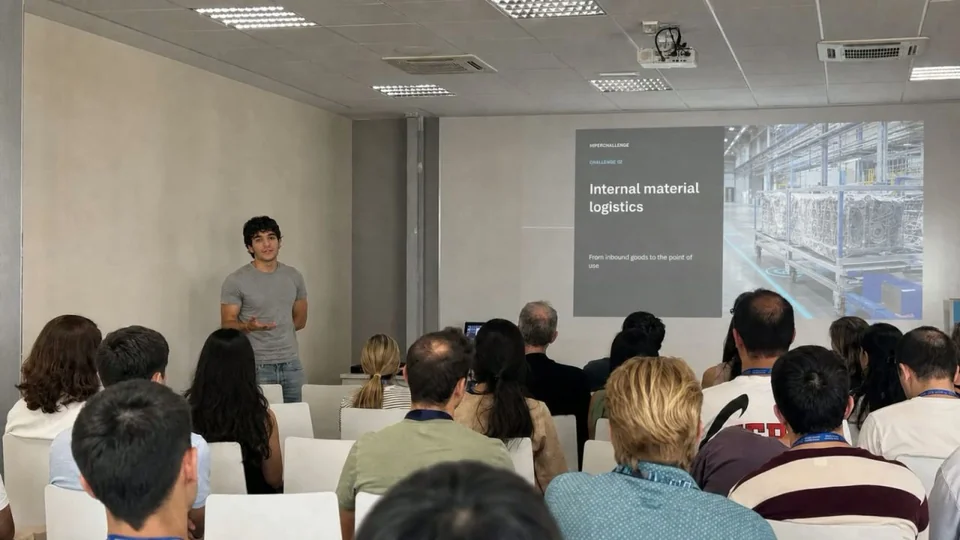 Guillermo presenting an industrial logistics challenge to an audience